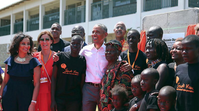 BARACK OBAMA VISITE LE VILLAGE ANCESTRAL DE SON PÈRE, ET DANSE AVEC SA GRANDE MERE